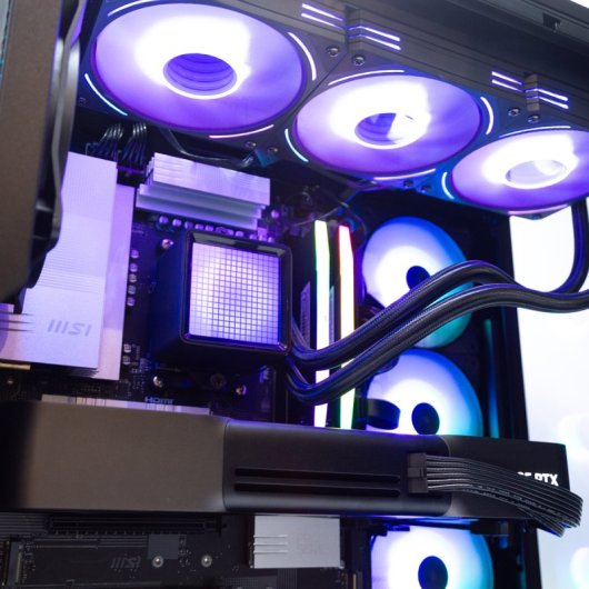 PcCom Ultimate Ryzen 7 9800X3D / 64GB / 2TB SSD / RTX 5090 Founders / Windows 11 Pro