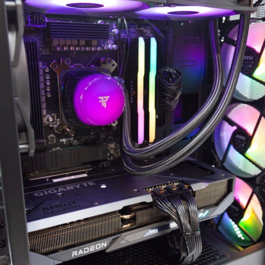 PcCom Imperial AMD Ryzen 7 7500X3D / 32GB / 2TB SSD / RX 9070 XT 16GB / Windows 11 Home