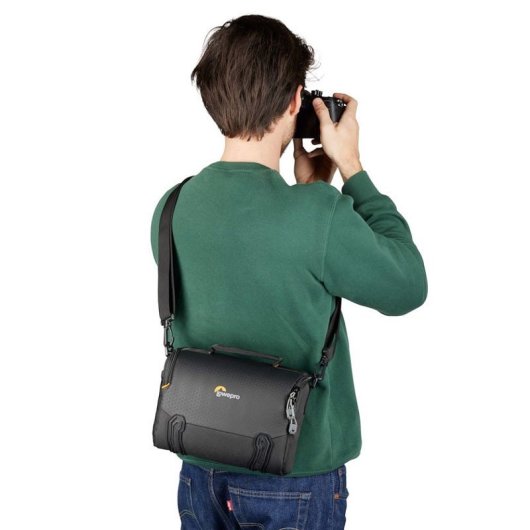 Bolsa Bandoleira Lowepro Adventura SH 140 III Preto Base Robusta 3L