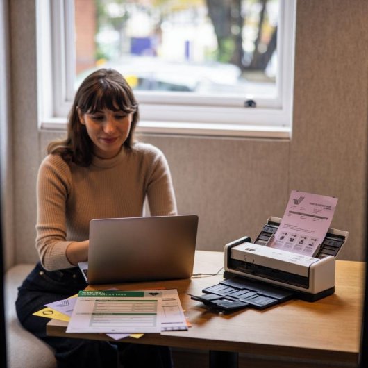 Bandeja de Salida Brother OT1001C para Escáneres ADS-1800W y ADS-1300