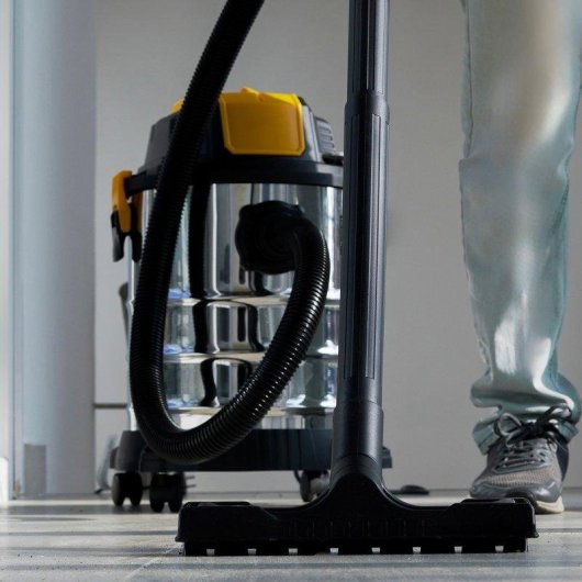 Aspiradora Industrial Klack 1200W Multiuso Sólidos Líquidos 20L