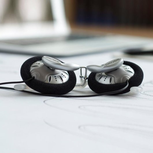 Auriculares Koss KSC75 con cable, conexión 3,5 mm, para música, negro y plata