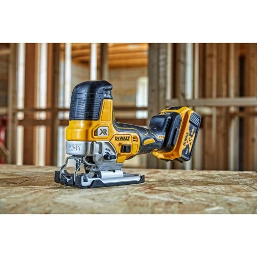Sierra eléctrica DeWALT DCS335N-XJ 2 kg