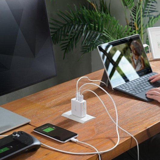 Carregador de viagem 3 portas GaN 65 W j5create com enchufes CA intermutáveis e cabo USB-C