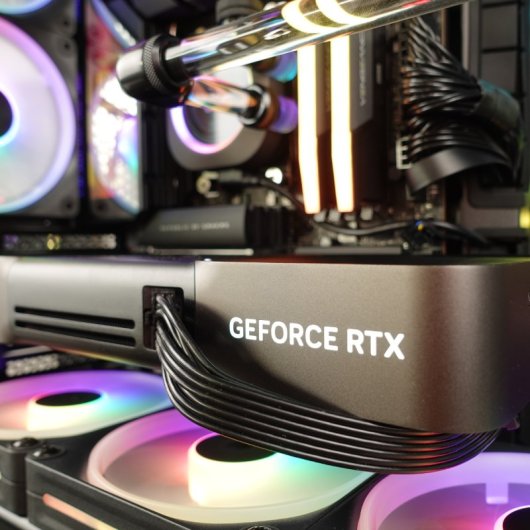 Desktop PcCom Custom Ryzen 9 9950X3D 64GB 4TB SSD RTX 5090 Windows 11 Pro