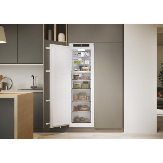 Congelador Candy CMT5518EVWF 220 L Clase E Wi-Fi Total No Frost