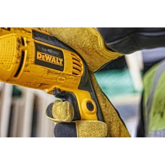 Furadora com martelo DeWALT DWD024 650W com chave
