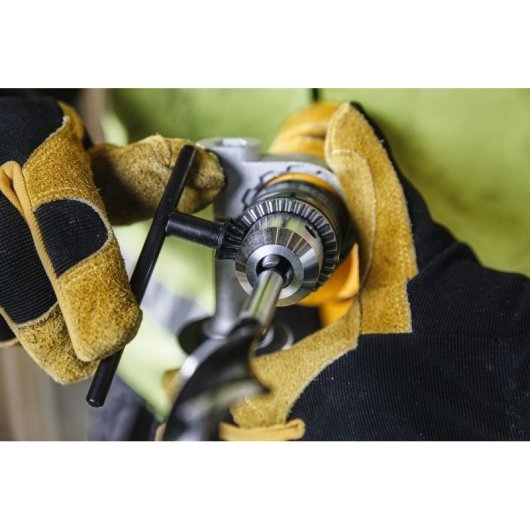 Furadora com martelo DeWALT DWD024 650W com chave