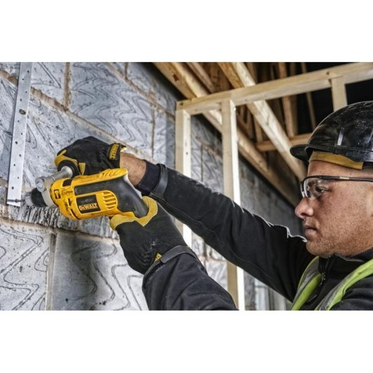 Furadora com martelo DeWALT DWD024 650W com chave