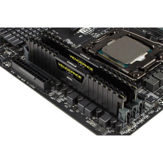 Mémoire RAM Corsair Vengeance LPX 32Go 4x8Go DDR4 2666MHz CL16 Noir Heatsink