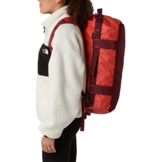 The North Face Base Camp Voyager Duffel 32l Mars Dust/sumac – Bolsa Convertible Con Apertura Tipo Concha, Funda Para Portátil Y Asas Acolchadas