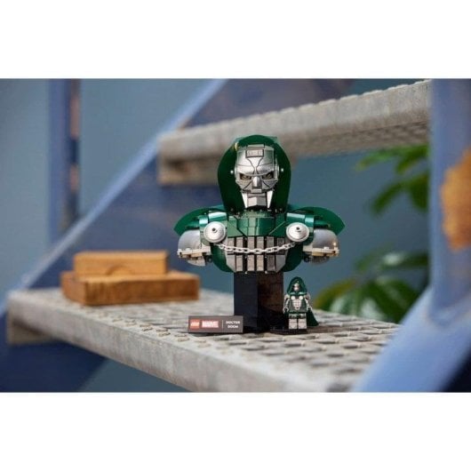 LEGO Marvel Busto del Dottor Destino 76345 379 pezzi