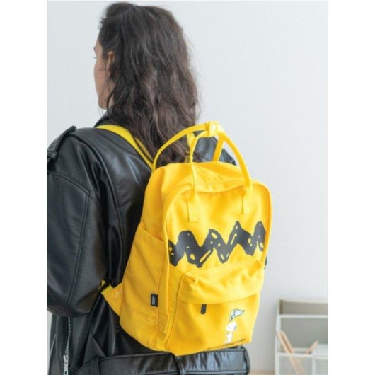 Mochila Everyday Snoopy Grupo Erik amarilla poliéster 36x13x31 cm