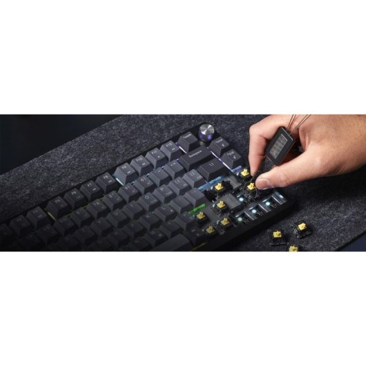 Teclado Corsair K65 Plus Wireless compacto 75% com switches MLX Fusion e RGB