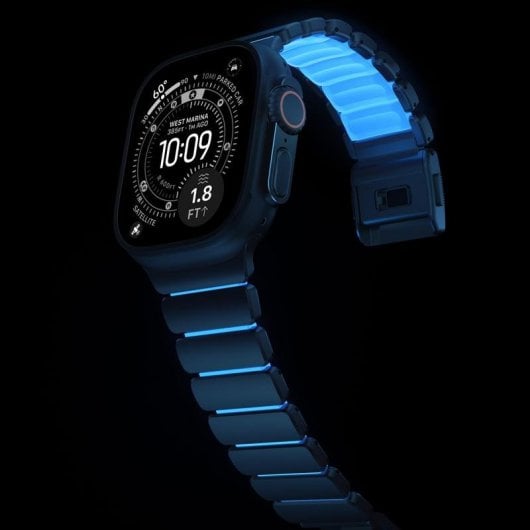 Pulsera Nomad Stratos Band Titanio Negro 49mm Icy Blue Glow para Apple Watch