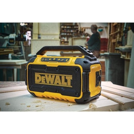 Altifalantes DeWALT portáteis Bluetooth 20W com bateria integrada e USB