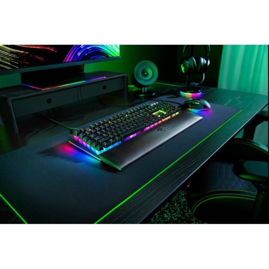 Teclado Razer BlackWidow V4 mecânico com switches verdes e RGB alemão