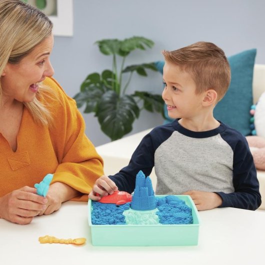 Set Kinetic Sand Sandspielkasten mit 454 g blauem Sand und 4 Zubehörteilen