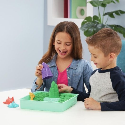 Set Sandbox Kinetic Sand con Arenero y 4 Accesorios 454 g Verde