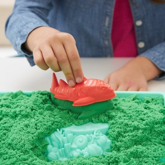 Set Sandbox Kinetic Sand con Arenero y 4 Accesorios 454 g Verde