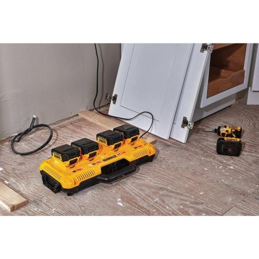 Cargador rápido cuádruple DeWalt DCB104-QW para baterías Li-Ion XR y FLEXVOLT