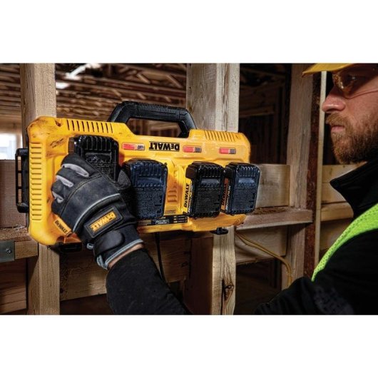 Cargador rápido cuádruple DeWalt DCB104-QW para baterías Li-Ion XR y FLEXVOLT