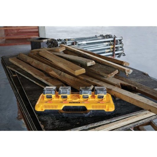 Cargador rápido cuádruple DeWalt DCB104-QW para baterías Li-Ion XR y FLEXVOLT