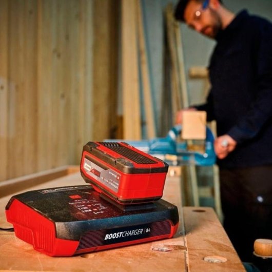Cargador Einhell Power X-Change 8A 18V Boostcharger Negro/Rojo