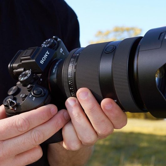 Obiettivo Sony FE 28-70 mm f/2 GM Attacco E Paraluce Nero
