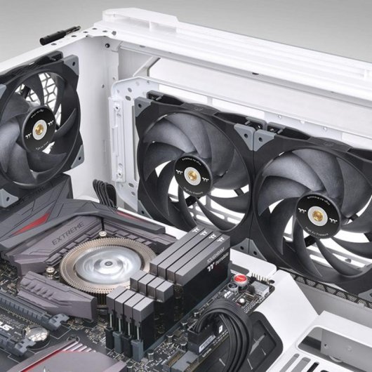 Refrigeração Ar Thermaltake 140 mm SWAFAN GT14 500-2000 RPM