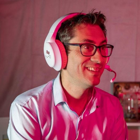 Casque Gaming Konix Hello Kitty avec fil 3,5 mm, micro intégré, volume et réduction bruit, rose et blanc