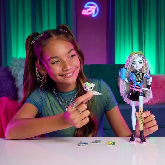 Boneca articulada Monster High Frankie Stein com Watzie e 7 acessórios