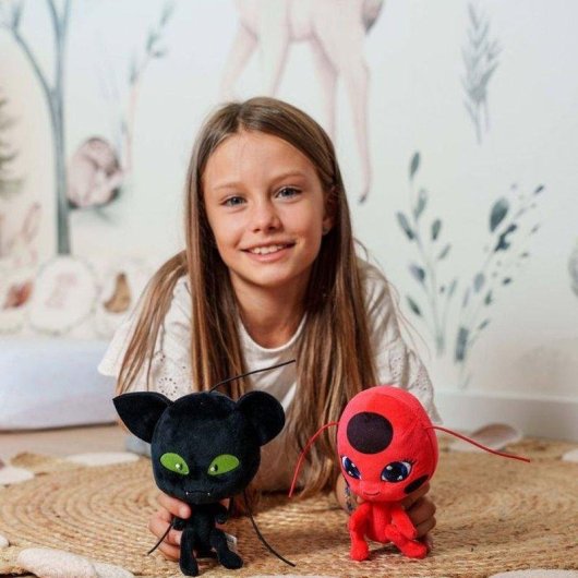 Peluche Bandai Tikki Miraculous 15cm Kwami Criação Olhos Azules Bordados