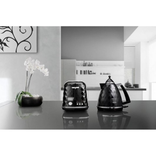 Chaleira Elétrica De'Longhi Brillante KBJ 2001.BK 1,7L 2000W Preta