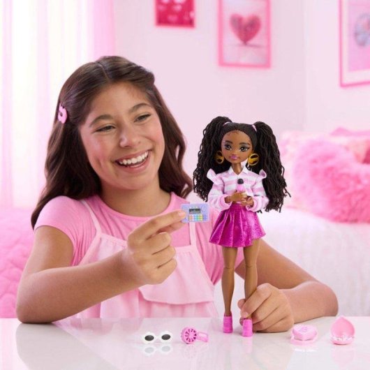 Bambola di moda Barbie Dream Besties Brooklyn con trecce e 7 accessori da ballo