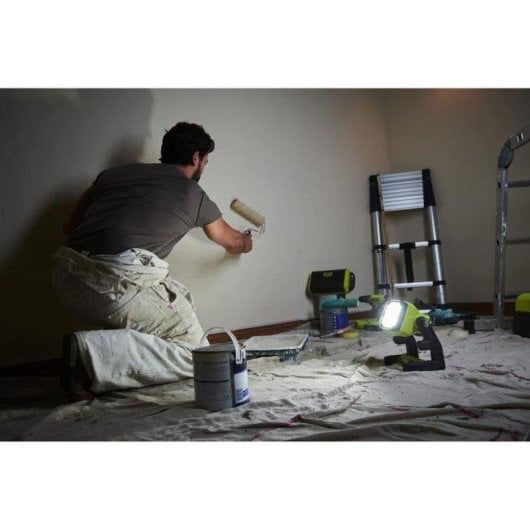 Luz de trabajo LED Ryobi ONE+ 48 LEDs 1800 lúmenes cabezal 360°