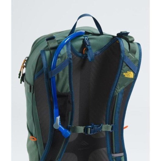 Zaino The North Face Basin 24L NextVent con copripoggio integrato e compatibile con idratazione, Verde/blu marino