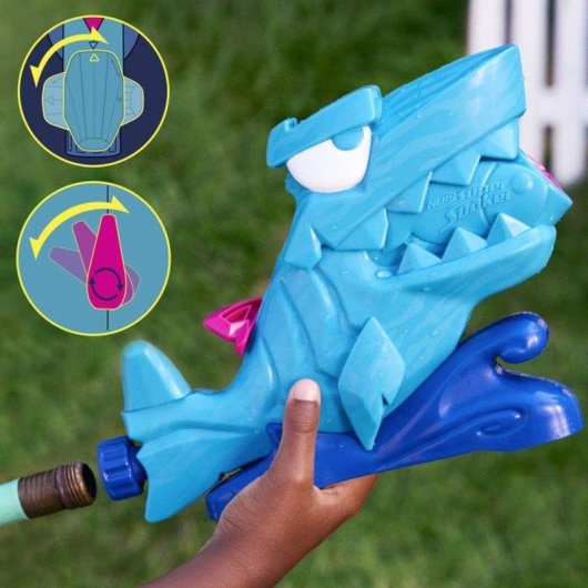 Wassersprinkler Nerf Super Soaker Hop & Chomp Hai, 2 rotierende Düsen, beweglicher Kiefer, Schlauchanschluss, Außen-Spielzeug