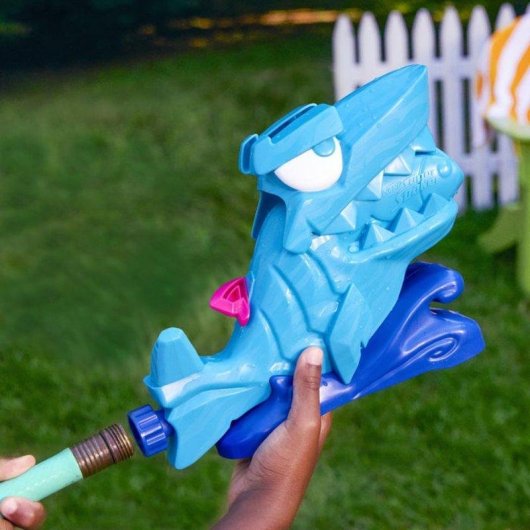 Wassersprinkler Nerf Super Soaker Hop & Chomp Hai, 2 rotierende Düsen, beweglicher Kiefer, Schlauchanschluss, Außen-Spielzeug