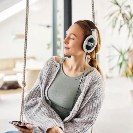 Auriculares Sennheiser HD 599 con cable, diseño abierto, sonido audiophile, color marfil