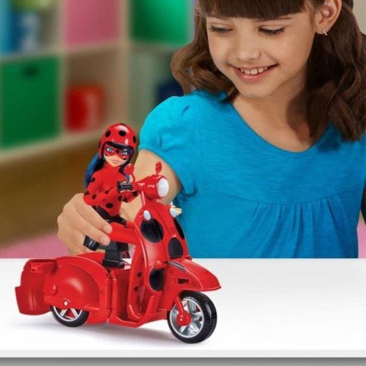 Muñeca Bandai Ladybug Lucky Charm 26 cm con Scooter Switch'n Go transformable