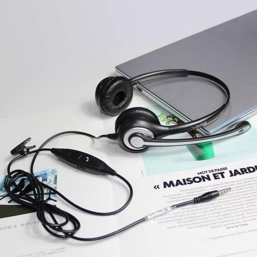 Auriculares Wantek con cable, micrófono y cancelación de ruido, color negro