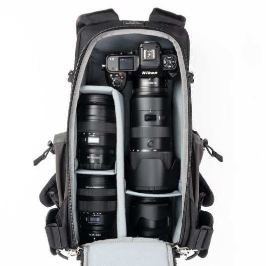 Mochila Think Tank para cámaras fotográficas con tirante para hombro y protector de lluvia