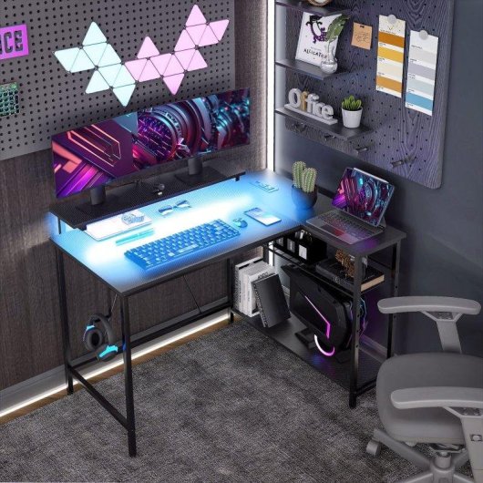 Scrivania angolare Aosom reversibile con LED, prese elettriche e USB, nera
