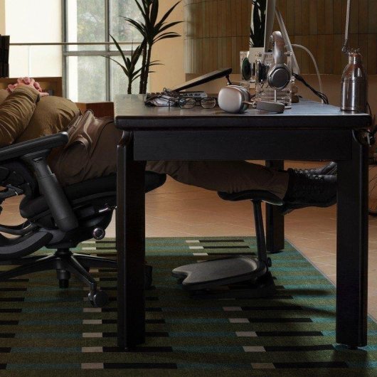 Reposapiés Libernovo StepSync Grafito ergonómico ajustable para sillas Omni Gen