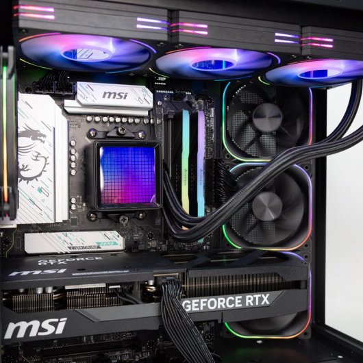 PcCom Ultimate AMD Ryzen 7 7800X3D / 32GB / 2TB SSD / RTX 5080 / Windows 11 Pro