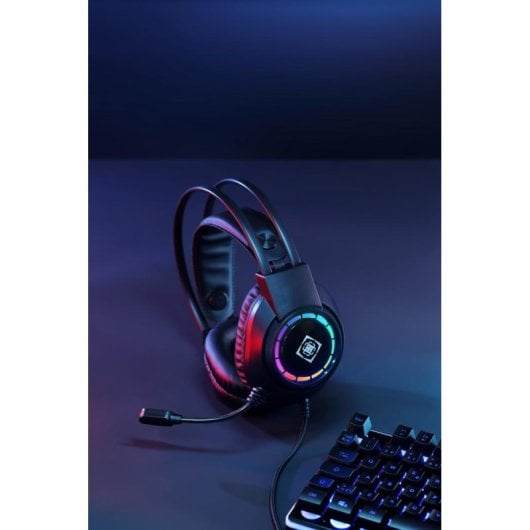 Auriculares Deltaco Gaming GAM-168 con cable USB, iluminación multicolor y micrófono para juego negro