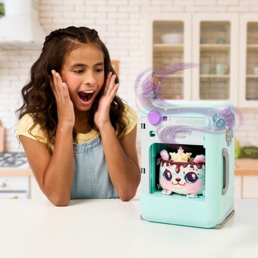 Brinquedo interativo Moose Toys Cookeez Makery Freezy Cakez multicolorido sonoro