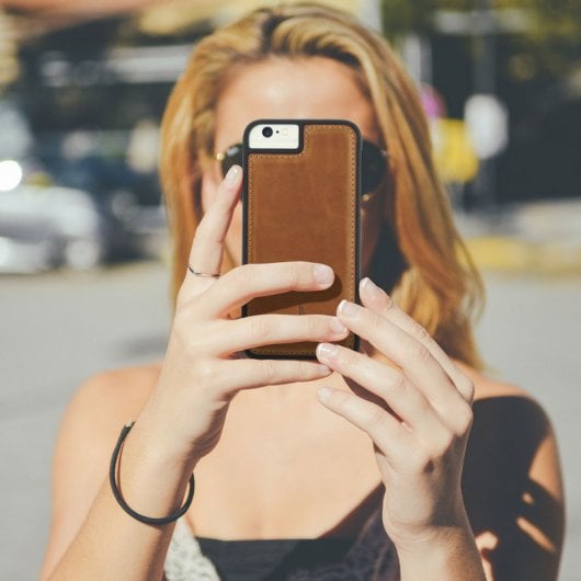 Étui Akashi en cuir véritable camel pour iPhone 6/6S/7/8