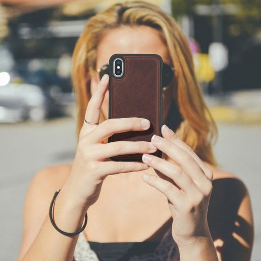 Étui en cuir véritable marron Akashi pour iPhone X/XS